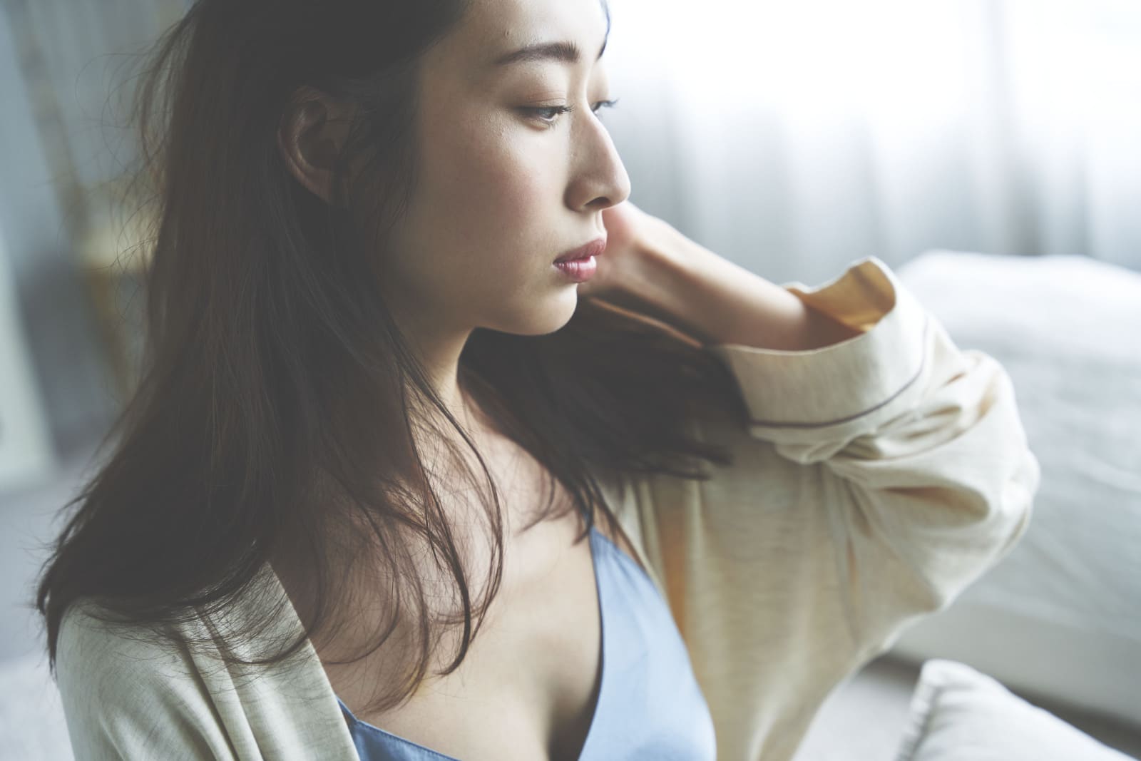 page 1. いつも素肌で、素顔のまま明るく過ごす。