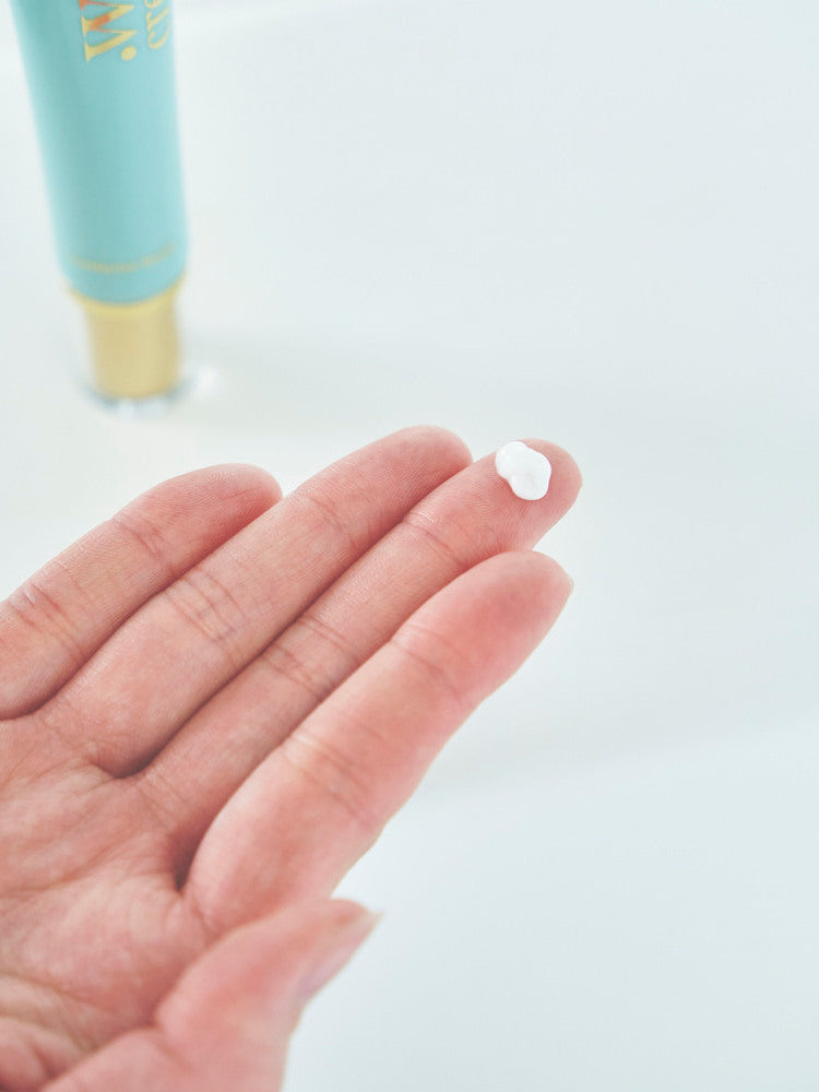 薬用リンクルホワイトクリームを指に乗せた画像