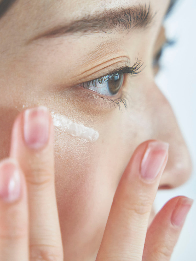 薬用リンクルホワイトクリームを目元につけているテクスチャーの画像