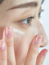 薬用リンクルホワイトクリームを目元につけているテクスチャーの画像